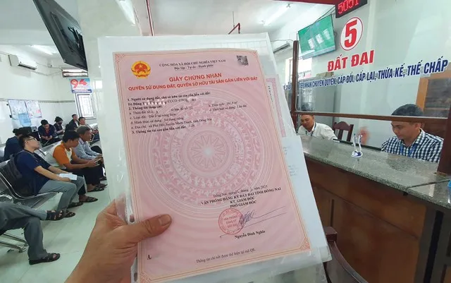 Để cầm được sổ hồng trên tay là một hành trình rất dài. Ảnh: Việt Dũng.