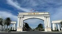 Khu vực cổng chào dự án Agora City thưa thớt phương tiện qua lại.