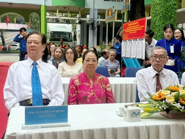Tại điểm bầu cử này, nguyên Thủ tướng Chính phủ Nguyễn Tấn Dũng cùng phu nhân tham gia bỏ phiếu cùng các cử tri.