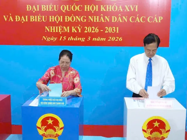 Nguyên Thủ tướng Chính phủ Nguyễn Tấn Dũng cùng phu nhân tham gia bỏ phiếu.