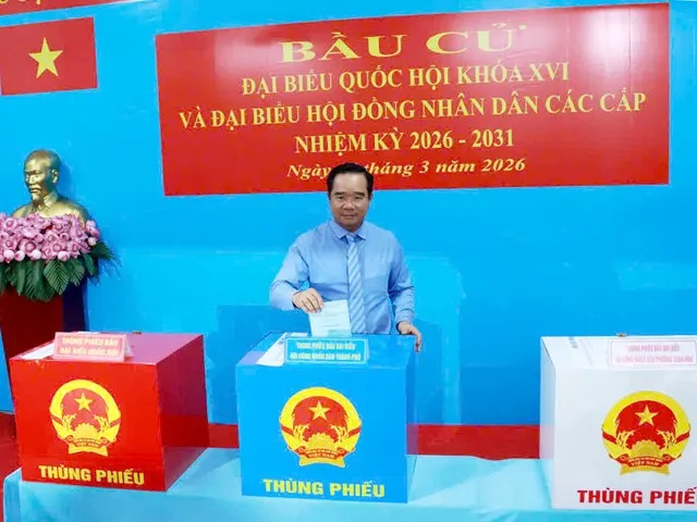 Chủ tịch UBND TP.HCM Nguyễn Văn Được thực hiện bỏ phiếu.