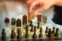 Với giới đầu tư địa ốc, chính sách thuế quan giống như một ván cờ và các nước đi đang được theo dõi sát sao.
