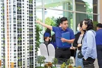 Thị trường bất động sản sôi động ngay sau Tết Nguyên đán Ất Tỵ. Trong ảnh: Nhà đầu tư đi xem dự án tại Bình Dương. Ảnh: Hải Phong