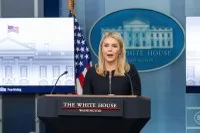 Người phát ngôn Nhà Trắng Karoline Leavitt phát biểu trong cuộc họp báo tại Washington, DC ngày 5/3/2025. Ảnh: THX/TTXVN