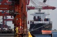 Xếp dỡ hàng hóa tại cảng ở Tokyo, Nhật Bản. (Ảnh: AFP/ TTXVN)