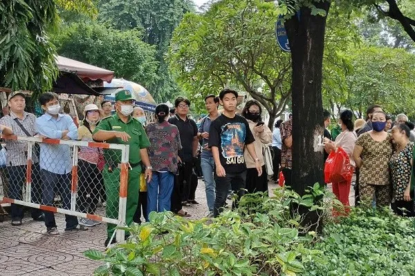 Nhiều bị hại là nhà đầu tư, người mua trái phiếu của nhóm công ty thuộc Tập đoàn Vạn Thịnh Phát có mặt bên ngoài Toà án nhân dân TP.HCM.