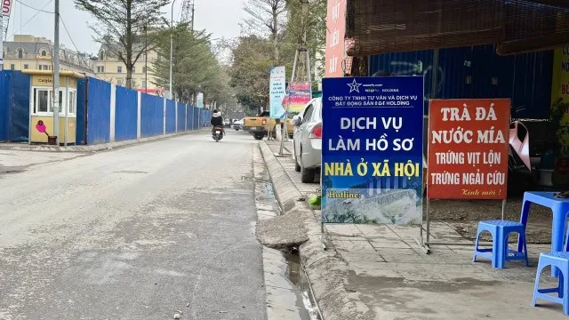 Các dịch vụ làm hồ sơ nhà ở xã hội đang mọc lên như "nấm sau mưa". Ảnh: Thanh Vũ