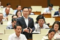 Đại biểu Trần Văn Khải phát biểu tại hội trường.