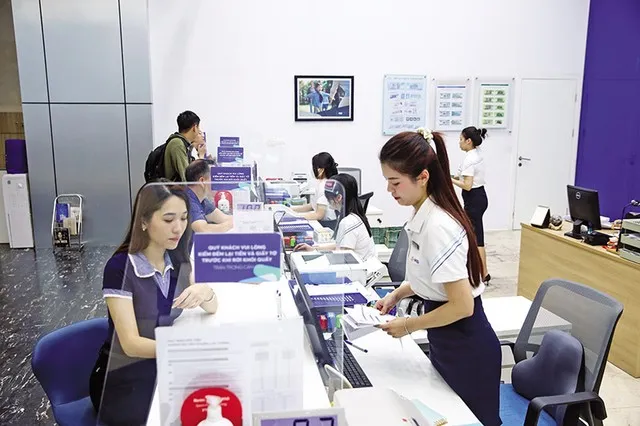 Một số ngân hàng đã dừng triển khai các gói vay ưu đãi dành cho người trẻ. Ảnh: Đức Thanh
