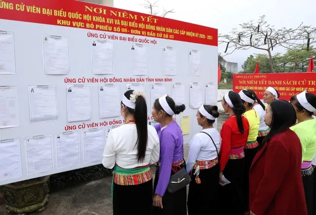 Cử tri tham gia bỏ phiếu với tinh thần nghiêm túc, thể hiện trách nhiệm công dân và sự quan tâm đối với việc lựa chọn những đại biểu xứng đáng.