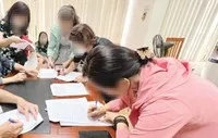 Các trái chủ của BNP Global đồng loạt ký vào đơn kêu cứu (lần 5) gửi Ngân hàng Nhà nước, đề nghị chỉ đạo Ban kiểm soát đặc biệt SCB giải chấp tài sản đảm bảo cho trái phiếu của BNP (Ảnh chuụp chiều 6/4/2023: M.Minh).