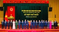Ông Lê Ngọc Châu, Uỷ viên Trung ương Đảng, Bí thư Thành uỷ, Trưởng Đoàn Đại biểu Quốc hội thành phố Hải Phòng tặng hoa chúc mừng các đồng chí lãnh đạo và Uỷ viên UBND thành phố nhiệm kỳ 2026 - 2031
