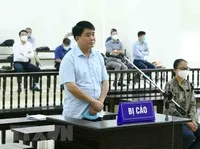 Bị cáo Nguyễn Đức Chung (cựu Chủ tịch Ủy ban Nhân dân thành phố Hà Nội) khai báo trước Tòa. (Ảnh: Phạm Kiên/TTXVN).