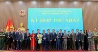 Bí thư Tỉnh ủy Quảng Ngãi Hồ Văn Niên tặng hoa chúc mừng lãnh đạo UBND tỉnh nhiệm kỳ 2026 - 2031.