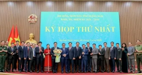 Bí thư Tỉnh ủy Quảng Ngãi Hồ Văn Niên tặng hoa chúc mừng lãnh đạo UBND tỉnh nhiệm kỳ 2026 - 2031. 