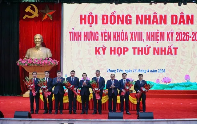 Lãnh đạo Thường trực Tỉnh ủy tặng hoa chúc mừng Chủ tịch UBND tỉnh, các Phó Chủ tịch UBND tỉnh, nhiệm kỳ 2026 - 2031.