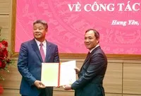 Phó trưởng Ban Thường trực Ban Tổ chức Trung ương (bên phải) trao Quyết định của Bộ Chính trị cho ông Nguyễn Mạnh Quyền giữ chức Phó Bí thư Tỉnh ủy Hưng Yên, nhiệm kỳ 2025 - 2030.