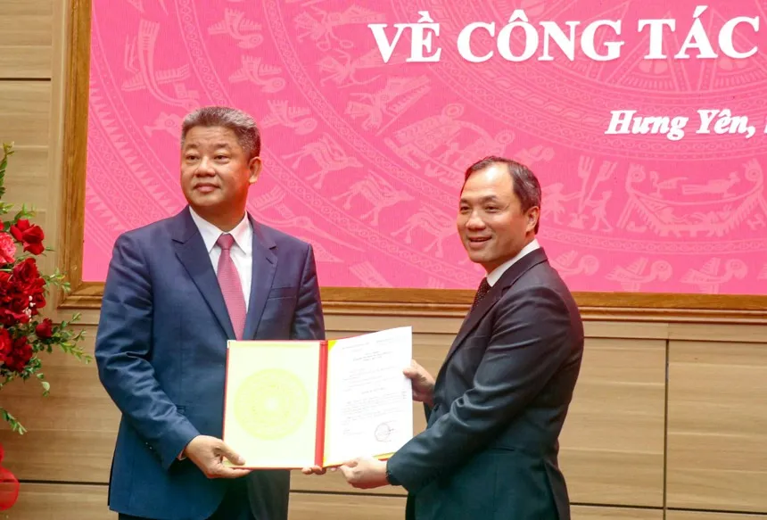 Phó trưởng Ban Thường trực Ban Tổ chức Trung ương (bên phải) trao Quyết định của Bộ Chính trị cho ông Nguyễn Mạnh Quyền giữ chức Phó Bí thư Tỉnh ủy Hưng Yên, nhiệm kỳ 2025 - 2030.