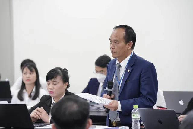 Luật sư Bùi Đình Ứng bào chữa cho bị cáo Nguyễn Quang Tuấn chiều 18/4: "Có thể biết mượn vật tư là không đúng; nhưng với y đức của người thầy thuốc, chữa bệnh cứu người là trên hết nên họ phải chấp nhận làm sai và chịu rủi ro''.