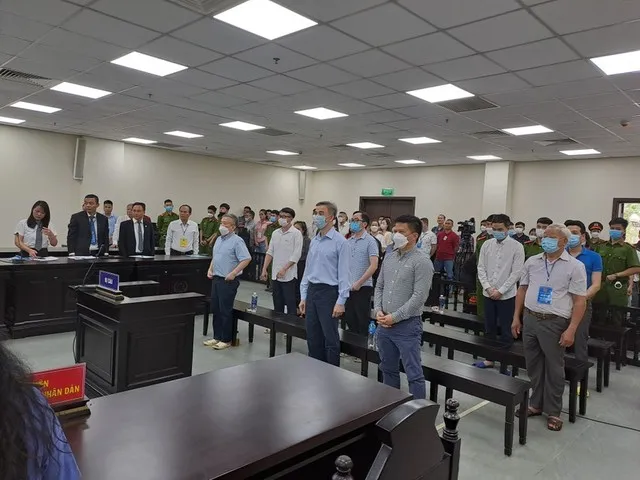 Các bị cáo nghe Tòa phán quyết chiều 21/4 (Ảnh: BT)
