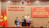 Ông Nguyễn Hoàng Giang, Chủ tịch UBND tỉnh Quảng Ngãi trao quyết định và tặng hoa chúc mừng ông Nguyễn Văn Trọng.
