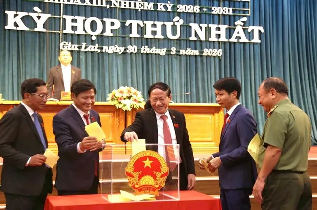 Kỳ họp thứ I, HĐND tỉnh Gia Lai khóa XIII tiến hành bỏ phiếu bầu các nhân sự chủ chốt. Ảnh: N.H.