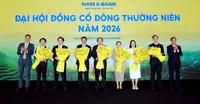 Thành viên HĐQT nhiệm kỳ mới nhận hoa chúc mừng