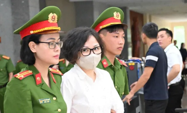 Bị cáo Trịnh Thị Minh Huế (Cán bộ Ban kế toán Tập đoàn FLC, em gái ông Quyết) được đưa tới phiên toà
