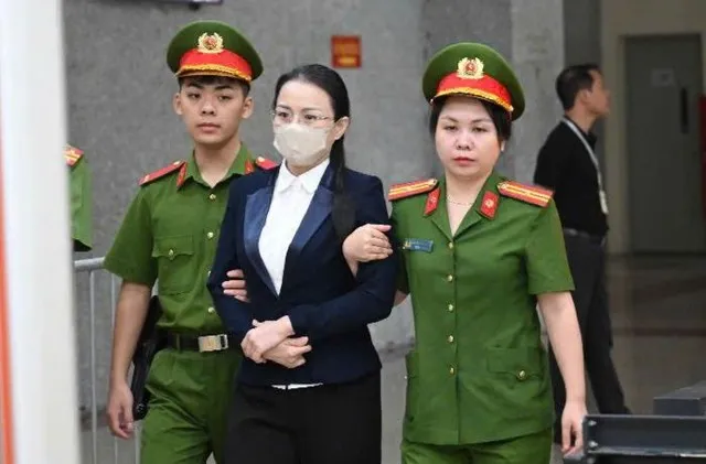 Bị cáo Hương Trần Kiều Dung - Phó Chủ tịch HĐQT Tập đoàn FLC được đưa tới phiên toà
