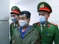 Chủ tịch Việt Á Phan Quốc Việt bị dẫn giải tới tòa trong vụ án thứ 2.