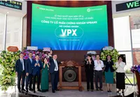Tổng Giám đốc VPBankS Vũ Hữu Điền tiến hành nghi thức đánh cồng khai trương phiên giao dịch đầu tiên của VPX trên HoSE