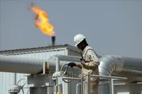 Nhân viên làm việc tại cơ sở khai thác dầu ở Wasit, Iraq. Ảnh: THX/TTXVN