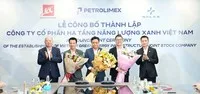 Chủ tịch Xuân Cầu Holdings và Chủ tịch Petrolimex tặng hoa chúc mừng Lãnh đạo CTCP Hạ tầng Năng lượng Xanh Việt Nam