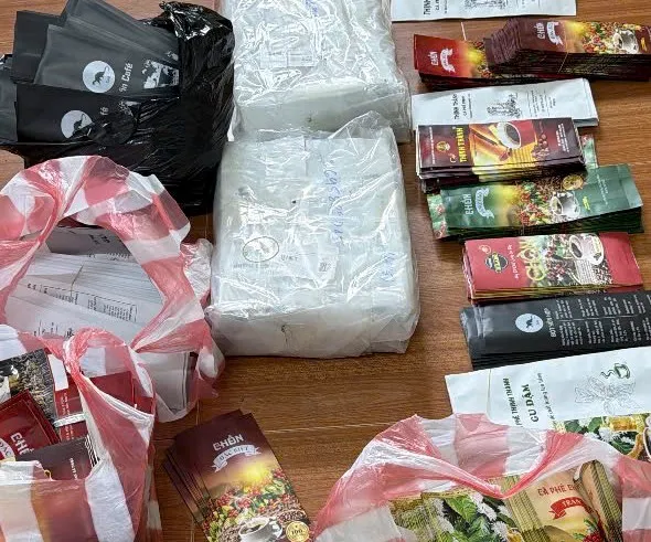 Cơ quan Công an thu giữ hàng nghìn bao bì mang nhiều nhãn hiệu cà phê khác nhau.