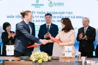 Bà Nguyễn Thị Hiền - Phó tổng giám đốc PVCFC và ông Tristan Hudak - Giám đốc phát triển quốc tế AG Biotech, INC thực hiện nghi thức ký kết Thỏa thuận hợp tác.