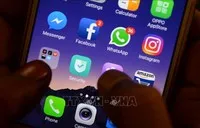 Biểu tượng Facebook, Instagram, Whatsapp trên một màn hình điện thoại. Ảnh minh họa: AFP/TTXVN