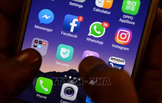 Biểu tượng các mạng xã hội trên điện thoại di động. Ảnh: AFP/TTXVN 