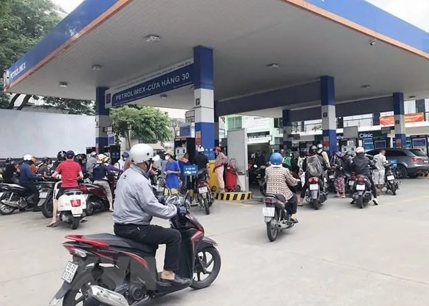 Đông người dân tại Thành phố Hồ Chí Minh xếp hàng chờ đổ xăng vào 15 giờ ngày 11/10. (Ảnh: Mỹ Phương/TTXVN).