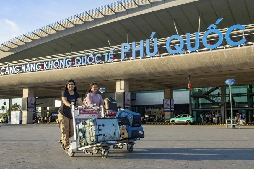 Dịp Tết Bính Ngọ 2026, sân bay Phú Quốc phục vụ 1.534 lượt máy bay cất, hạ cánh với hơn 260.473 lượt hành khách, đánh dấu mức tăng trưởng mạnh nhất kể từ khi sân bay khai thác vào năm 2012. 