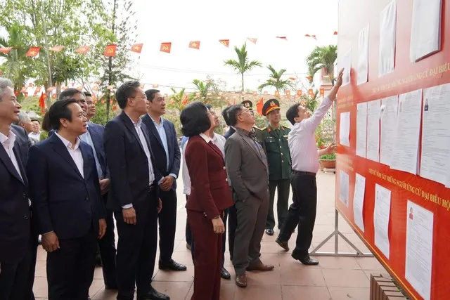 Phó Chủ tịch Quốc hội Nguyễn Thị Thanh kiểm tra khu vực bỏ phiếu tại Tổ dân phố Xích Đằng và Tổ dân phố Tân Hưng, phường Sơn Nam.