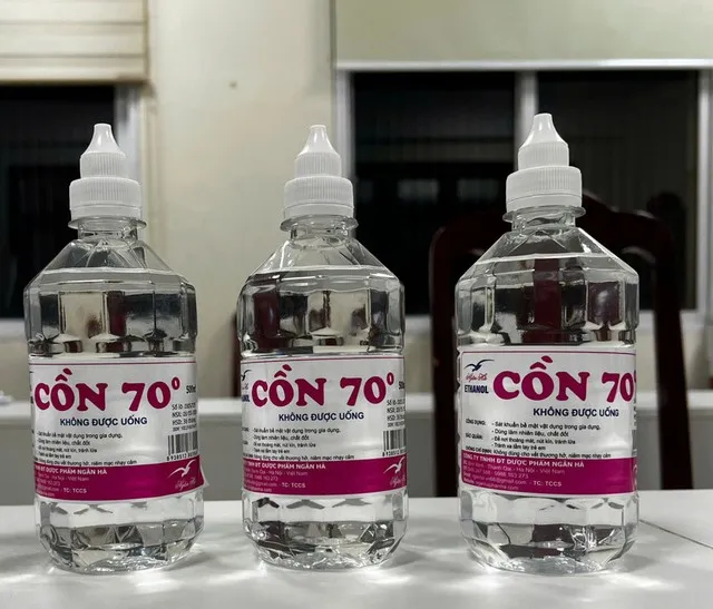 Thay vì sử dụng Ethanol, đối tượng đã chỉ đạo sử dụng Methanol để sản xuất cồn y tế. Thay vì sử dụng Ethanol, đối tượng đã chỉ đạo sử dụng Methanol để sản xuất cồn y tế.