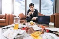 Mr. Pips thường lên mạng khoe lối sống sang chảnh để “lùa gà”