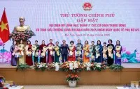Thủ tướng và các nữ lãnh đạo quản lý các cơ quan Trung ương - Ảnh: VGP.