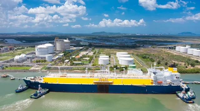 Tàu chở LNG nhập khẩu cập bến Kho cảng PV GAS Vũng Tàu