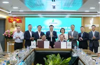 Lãnh đạo Tập đoàn chứng kiến nghi thức ký kết Thỏa thuận bán dầu Dự án Lô 01/97&02/97