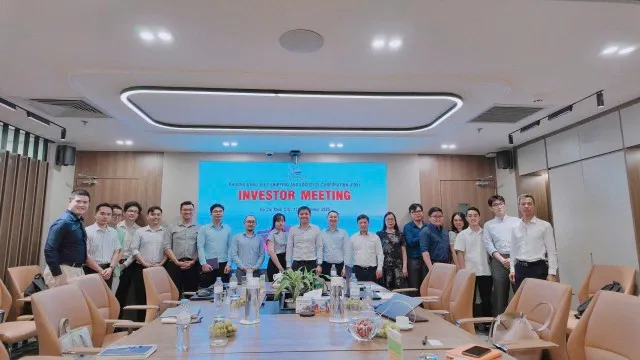 Ban lãnh đạo PVT Logistics chụp hình cùng nhà đầu tư tại buổi gặp gỡ nhà đầu tư trước thềm chuyển sàn.