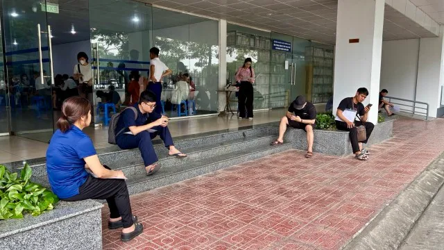 Vào lúc cao điểm, văn phòng còn không có đủ ghế để đón tiếp người dân. Nhiều người phải chọn cách ra ngoài ngồi chờ.