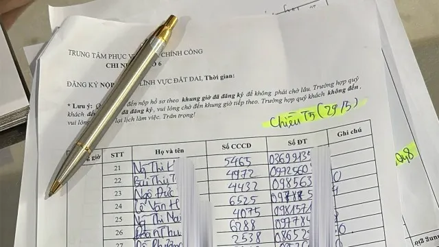 Khi đến Văn phòng đăng ký đất đai, người mua nhà ở xã hội sẽ không được nộp hồ sơ xác nhận điều kiện nhà ở ngay lập tức, mà phải lấy số thứ tự trước. Sau đó khoảng 20 ngày, họ mới đến lượt nộp hồ sơ. Trong ảnh, những người trong danh sách đến lấy số thứ tự vào ngày 7/5 nhưng tới 29/5 mới được nộp các giấy tờ.