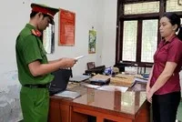 Công an thực hiện lệnh bắt tạm giam đối với Nguyễn Thị Phương. (Ảnh do Công an cung cấp).