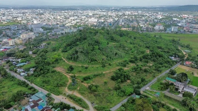 Toàn cảnh núi Thiên Bút.